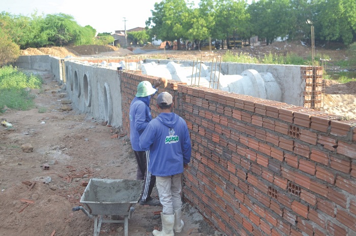 Seinfra realiza obra de construção de extensa passagem molhada no bairro Guanabara 